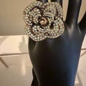 Elegant Gold Flower Ring